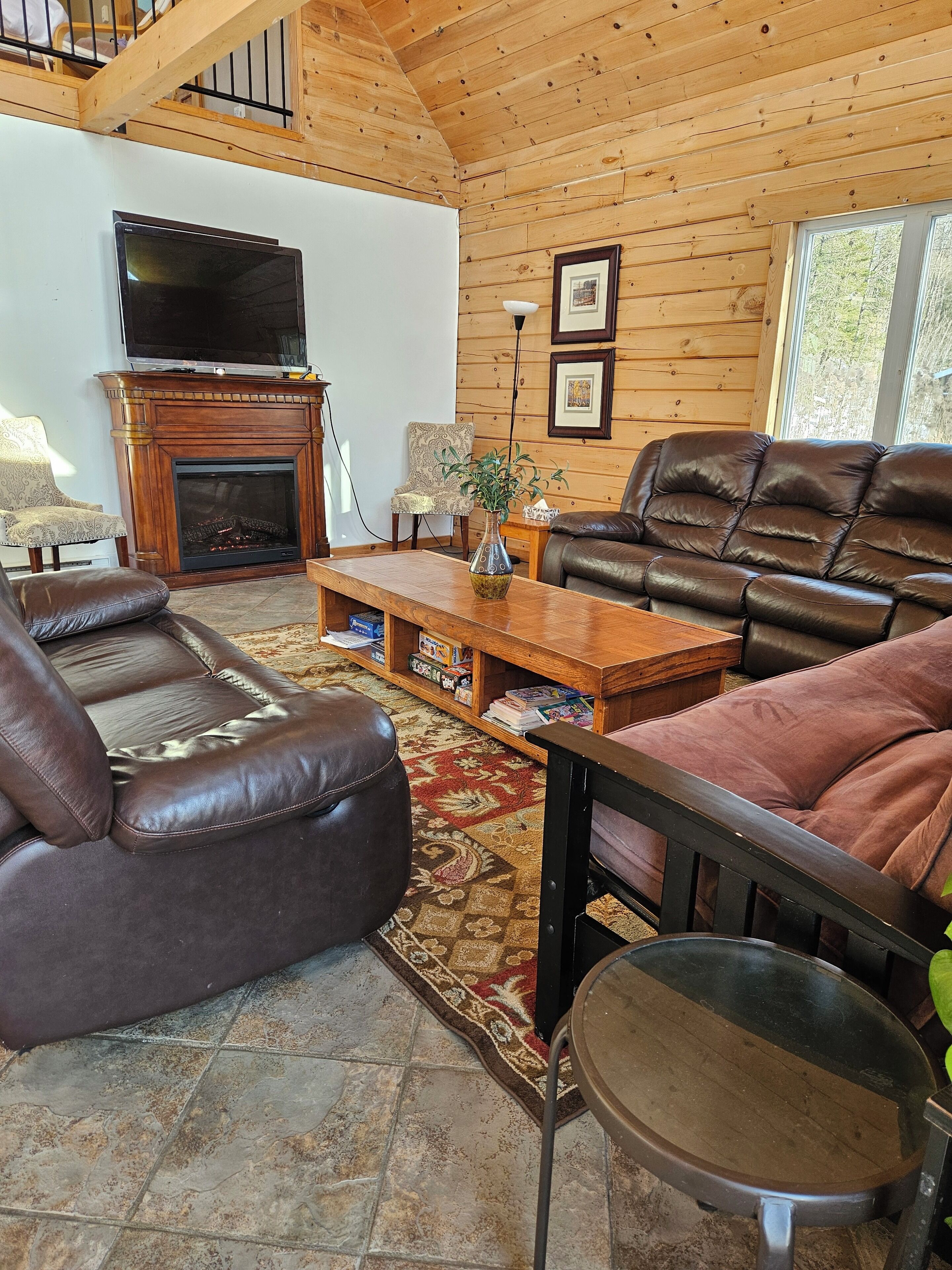 Fernseher, Kamin, Bücher