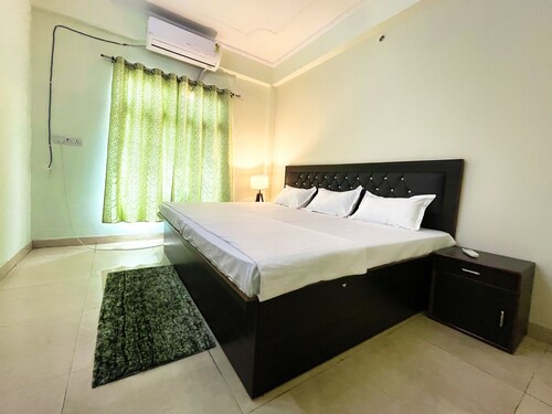 Premium Homestay Near Triveni Sangam for Upto 12 People, at Affordable Price!