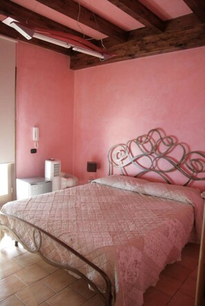 1 chambre, literie fournie