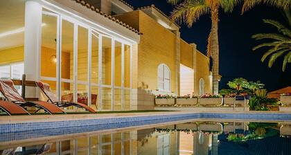 Villa de Lujo de 7 Hab. 470 M2.con Piscina. Parcela de 1,000 m2. Playa Corinto