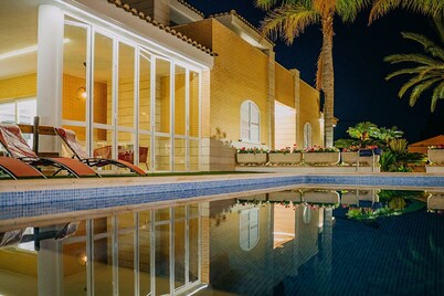 Villa de Lujo de 7 Hab. 470 M2.con Piscina. Parcela de 1,000 m2. Playa Corinto