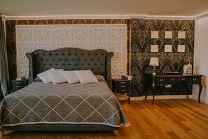 7 bedrooms, iron/ironing board, WiFi, bed sheets