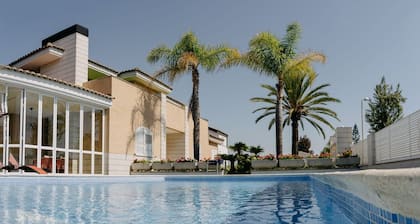 Villa de Lujo de 7 Hab. 470 M2.con Piscina. Parcela de 1,000 m2. Playa Corinto