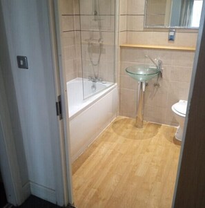 Shower, towels, soap, shampoo - Apartment in the City center.
 (Birmingham)