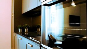 Réfrigérateur, un four, surface de cuisson, lave-vaisselle