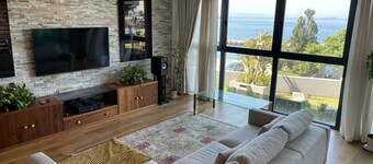 Bay view retreat with views of Africa and Spain.