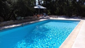 Outdoor pool - Prestigious South-Facing Villa with Pool – Absolute Calm on the French Riviera (Le Muy)