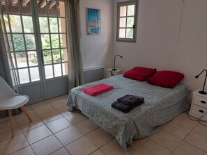 4 slaapkamers, een strijkplank/strijkijzer, reisbedje, wifi