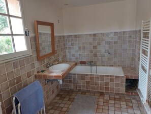 Haartrockner, HandtĂŒcher, Seife, Toilettenpapier