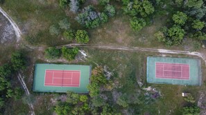 Two tennis courts surrounded by dense forest. - Prestigious South-Facing Villa with Pool – Absolute Calm on the French Riviera (Le Muy)