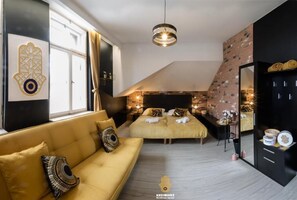 Caja de seguridad en la habitación y tabla de planchar con plancha 