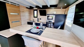 Réfrigérateur, four à micro-ondes, un four, surface de cuisson