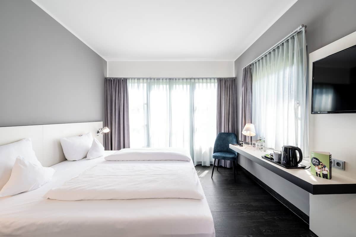 Habitación doble Premium | Escritorio, wifi gratis y ropa de cama