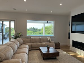 Smart TV, fireplace, stereo, offices