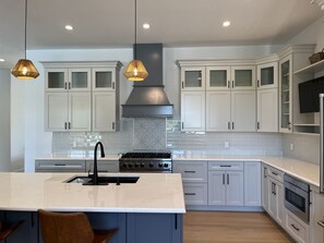 Fridge, microwave, oven, stovetop - New House available for US Open 2026; 2 miles away. Immaculate (Southampton)