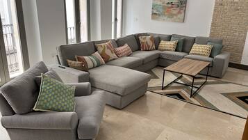 Een smart-tv en boeken