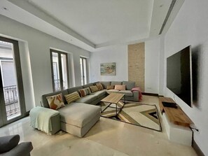 Smart TV, books - Brand New Amazing House by Cathedral/giralda +pool (Sevilla)