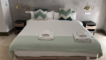 4 slaapkamers, een strijkplank/strijkijzer, reisbedje, gratis wifi