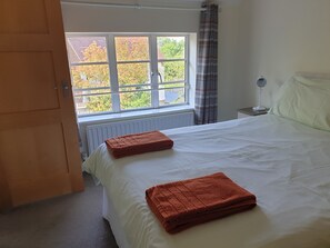 2 bedrooms, iron/ironing board, free WiFi, bed sheets - Quiet cottage very close to village centre and ameneties. (Tonbridge)