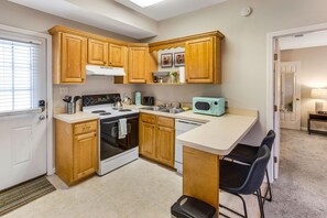 冷蔵庫、電子レンジ、オーブン、コンロ