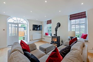 TV, fireplace - Dog friendly cottage with a hot tub - Vine Cottage (Chipping Norton)