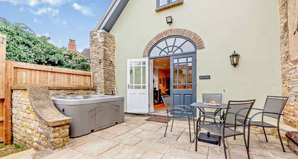 Dog friendly cottage with a hot tub - Vine Cottage