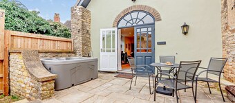 Dog friendly cottage with a hot tub - Vine Cottage