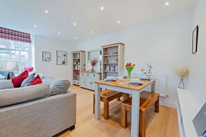 Dining - Dog friendly cottage with a hot tub - Vine Cottage (Chipping Norton)