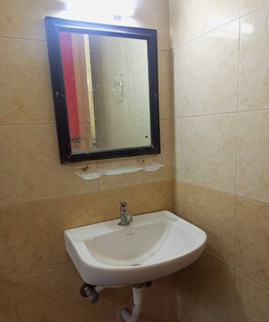 淋浴设施、旋水按摩花洒、毛巾