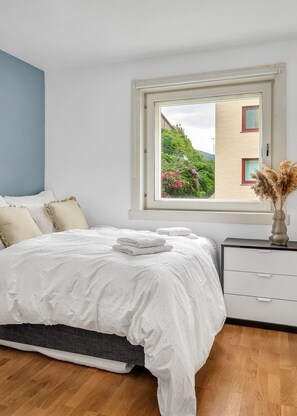 3 عدّة غرف نوم ومكواة/لوح كي وواي فاي وملاءات أسرّة