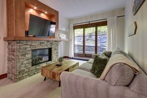 Una Smart TV, una chimenea, un reproductor estéreo