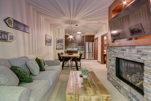 Smart TV, chimenea y estéreo 