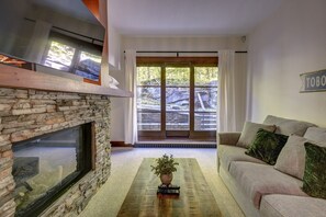 Smart TV, chimenea y estéreo 