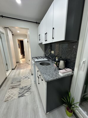 Royal Suite | Private kitchen | Mini-fridge, stovetop, griddle, cookware/dishes/utensils