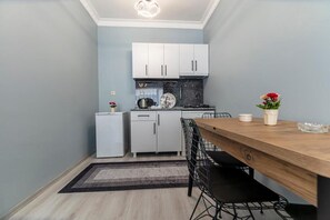 Mini-fridge, stovetop, griddle, cookware/dishes/utensils - Zer Suites (Istanbul)