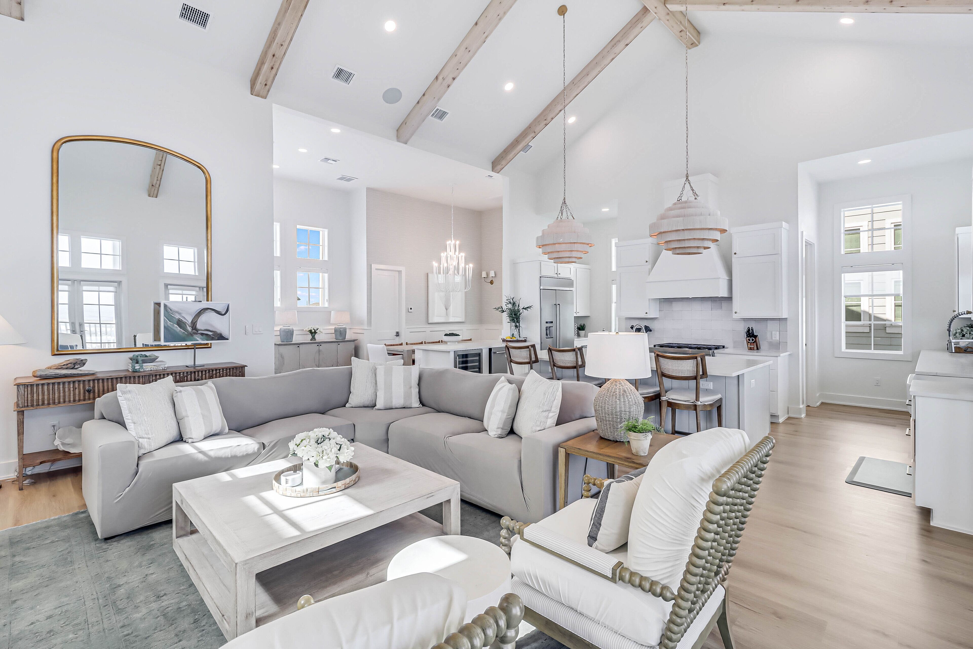 Téléviseur connecté, lecteur de DVD, livres, sélection de films