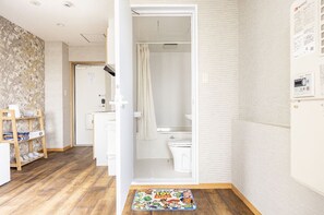 ヘアドライヤー、タオル、トイレットペーパー