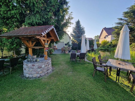 Outdoor dining. Gästezimmer mit Bezauberndem Garten und Koi-teich