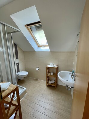 Dusche, Haartrockner, Handtücher, Seife
