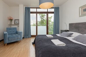 2 bedrooms, desk, bed sheets