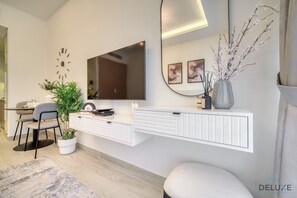 Interior - Restful Studio at Azizi Riviera 13, Al Merkadh by Deluxe Holidayn Homes (Dubai)