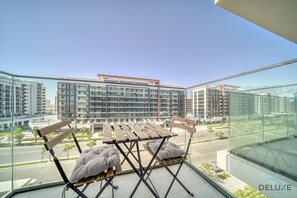 Outdoor dining - Restful Studio at Azizi Riviera 13, Al Merkadh by Deluxe Holidayn Homes (Dubai)