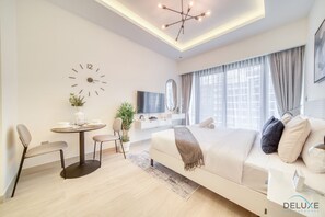 Een kluis op de kamer, een strijkplank/strijkijzer, gratis wifi