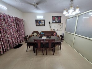 Dormitorio compartido | Caja de seguridad en la habitación y tabla de planchar con plancha 