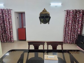 Dormitorio compartido | Caja de seguridad en la habitación y tabla de planchar con plancha 