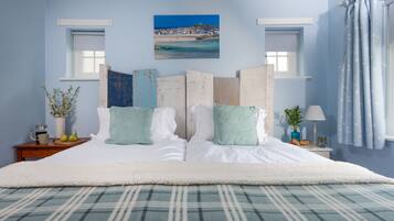 4 bedrooms, iron/ironing board, internet, bed sheets