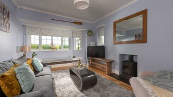 Una Smart TV, un reproductor estéreo