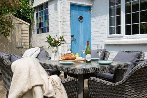 Mermaid Cottage, Carbis Bay - a house that sleeps 8 guests in 4 bedrooms