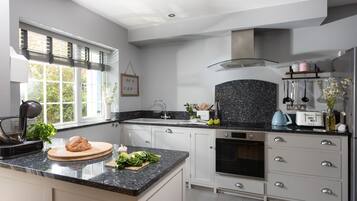 Frigorífico, microondas, horno y lavavajillas