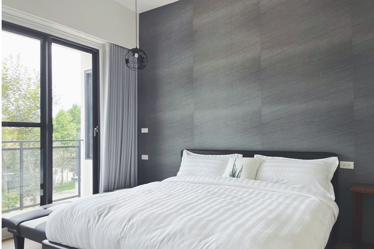 Kamar Double Deluks | Seprai premium, selimut bulu angsa, dan didekorasi berbeda-beda